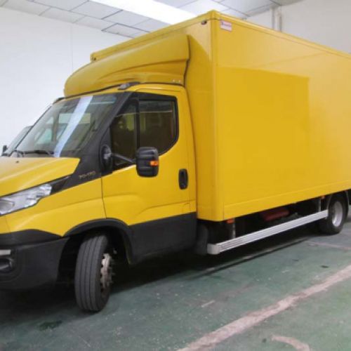 Camión amarillo de nuestra flota para el servicio de Correos