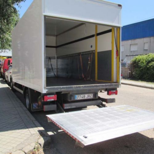 Camión blanco de nuestra flota con la puerta de carga abierta