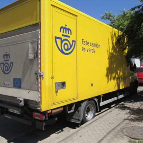 Vista trasera de camión amarillo de nuestra flota para el servicio de Correos
