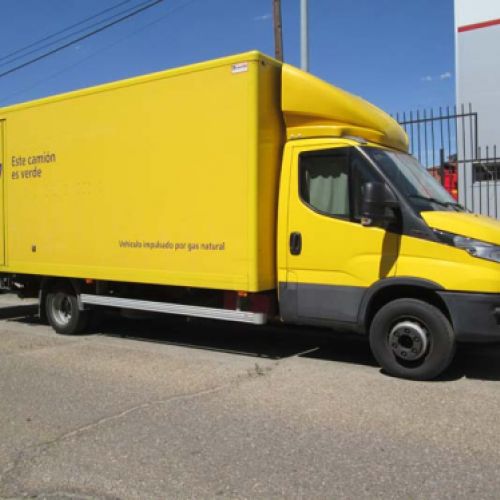 Camión amarillo de nuestra flota para el servicio de Correos