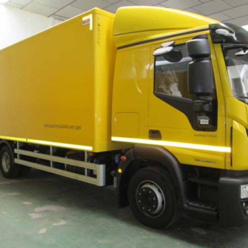 Camión amarillo de nuestra flota para el servicio de Correos