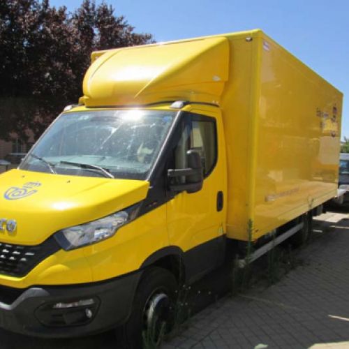Vista frontal de camión amarillo de nuestra flota para el servicio de Correos